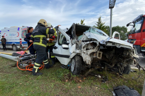 DİREKSİYON BAŞINDA FENALAŞAN SÜRÜCÜ DİREĞE ÇARPTI : 1 ÖLÜ 2 YARALI HASTANE DÖNÜŞÜ FECİ KAZA : BABA ÖLDÜ, ANNE VE OĞLU YARALANDI ÇARPIŞMANIN ŞİDDETİYLE MOTOR ARAÇTAN FIRLADI