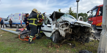 DİREKSİYON BAŞINDA FENALAŞAN SÜRÜCÜ DİREĞE ÇARPTI : 1 ÖLÜ 2 YARALI HASTANE DÖNÜŞÜ FECİ KAZA : BABA ÖLDÜ, ANNE VE OĞLU YARALANDI ÇARPIŞMANIN ŞİDDETİYLE MOTOR ARAÇTAN FIRLADI