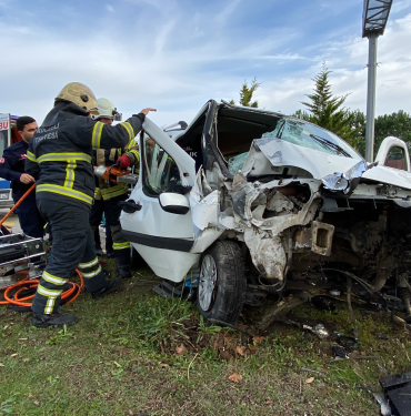 DİREKSİYON BAŞINDA FENALAŞAN SÜRÜCÜ DİREĞE ÇARPTI : 1 ÖLÜ 2 YARALI HASTANE DÖNÜŞÜ FECİ KAZA : BABA ÖLDÜ, ANNE VE OĞLU YARALANDI ÇARPIŞMANIN ŞİDDETİYLE MOTOR ARAÇTAN FIRLADI