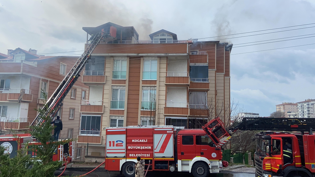 DUBLEKS DAİRE ALEV ALEV YANDI, BİNA TAHLİYE EDİLDİ