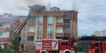 DUBLEKS DAİRE ALEV ALEV YANDI, BİNA TAHLİYE EDİLDİ