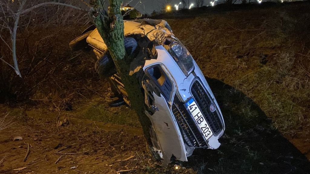 EHLİYETİNE EL KONULMUŞTU, KAZA YAPTI: 1 YARALI EHLİYETİNE EL KONULAN SÜRÜCÜ DİREKSİYON BAŞINA GEÇTİ, TAKLA ATTIĞI OTOMOBİLDE YARALANDI