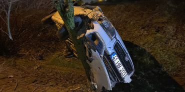 EHLİYETİNE EL KONULMUŞTU, KAZA YAPTI: 1 YARALI EHLİYETİNE EL KONULAN SÜRÜCÜ DİREKSİYON BAŞINA GEÇTİ, TAKLA ATTIĞI OTOMOBİLDE YARALANDI