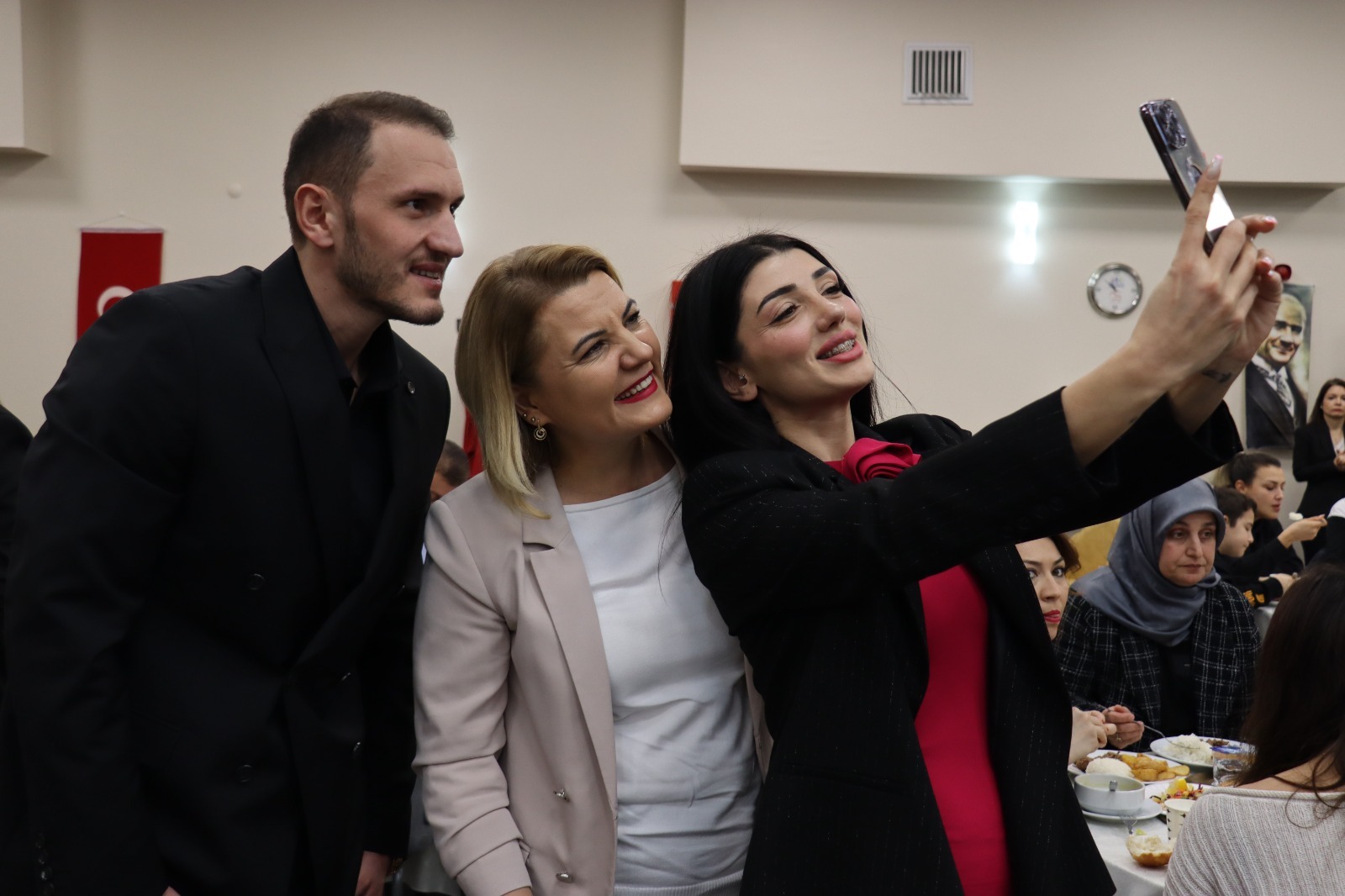 Esnaflarla buluşan Başkan Hürriyet, “İzmit’i hep bir adım ileriye taşımaya çalışıyoruz”