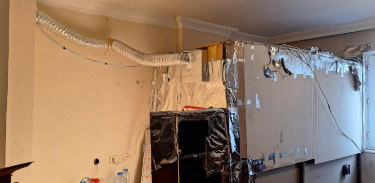 Evine kurduğu düzenekle uyuşturucu imal ediyordu, yakalandı