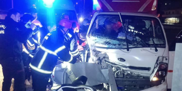 GEBZE'DE KAMYONET BARİYERLERE OK GİBİ SAPLANDI: 1 YARALI