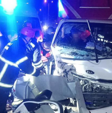 GEBZE'DE KAMYONET BARİYERLERE OK GİBİ SAPLANDI: 1 YARALI