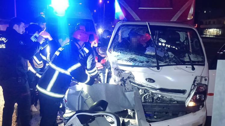 GEBZE'DE KAMYONET BARİYERLERE OK GİBİ SAPLANDI: 1 YARALI