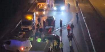 GÖÇMENLERİ TAŞIYAN ARACIN KARIŞTIĞI KAZADA YARALANAN 4 POLİS TABURCU EDİLDİ