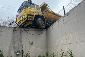 HAFRİYAT KAMYONU İSTİNAT DUVARINDA ASKIDA KALDI