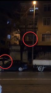 HIRSIZ ÖRÜMCEK ADAM GİBİ TIRMANDIĞI BALKONDA YAKAYI ELE VERDİ HIRSIZIN POLİS EKİPLERİ TARAFINDAN BALKONDA YAKALANDIĞI ANLAR ANBEAN KAYDEDİLDİ