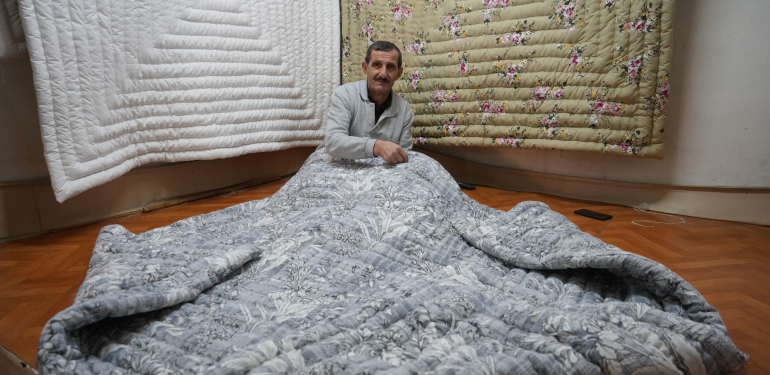 İĞNE İPLİĞİ 53 YILDIR ELİNDEN DÜŞÜRMEDİ: UNUTULMAYA YÜZ TUTUMMUŞ YORGANCILIĞIN SON TEMSİLCİLERİNDEN 14 YAŞINDA BAŞLADIĞI YORGANCILIĞI 53 YILDIR SÜRDÜRÜYOR