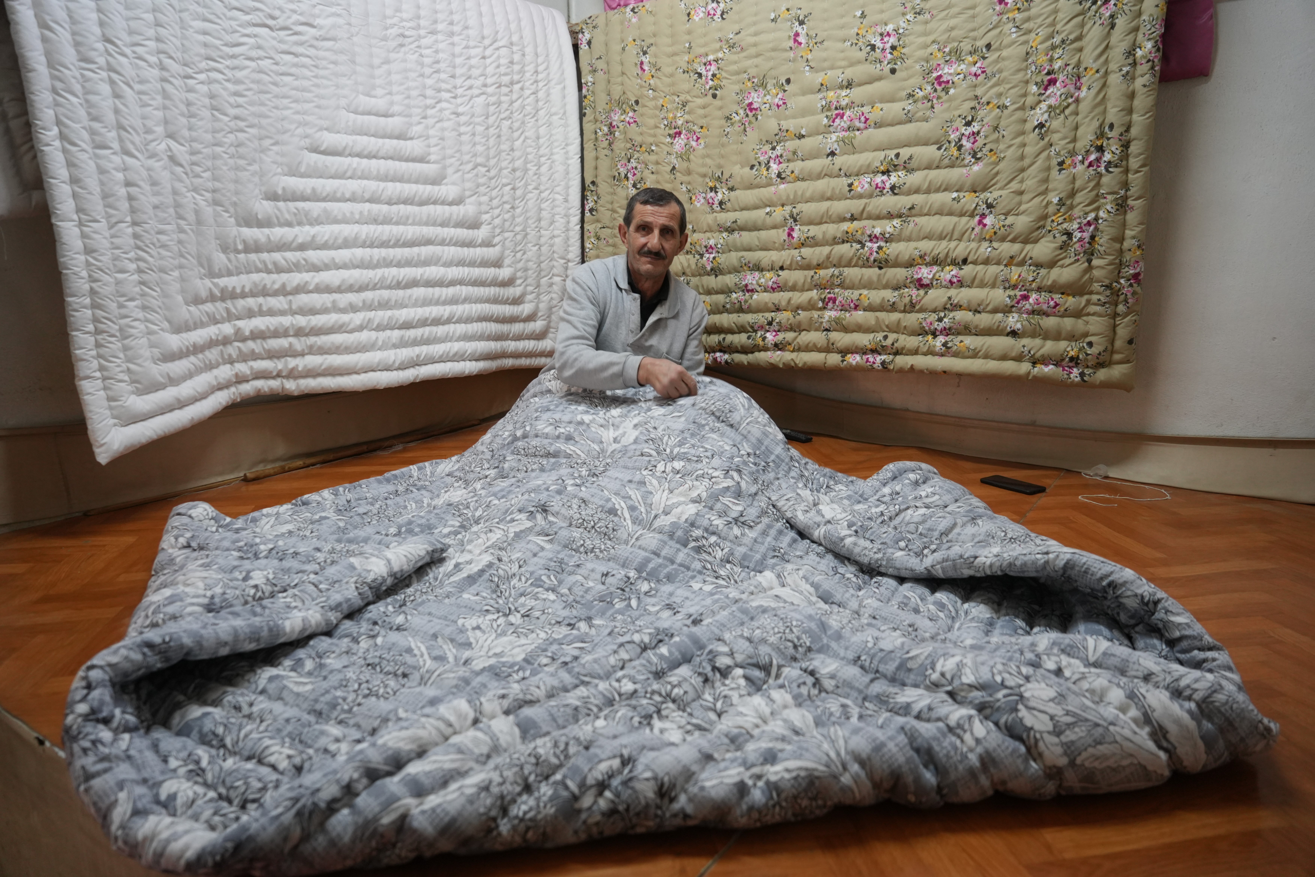 İĞNE İPLİĞİ 53 YILDIR ELİNDEN DÜŞÜRMEDİ: UNUTULMAYA YÜZ TUTUMMUŞ YORGANCILIĞIN SON TEMSİLCİLERİNDEN 14 YAŞINDA BAŞLADIĞI YORGANCILIĞI 53 YILDIR SÜRDÜRÜYOR