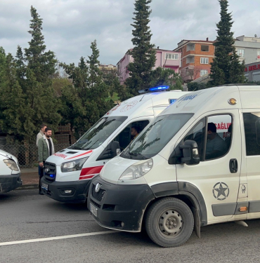 İŞÇİ SERVİSİ İLE KAMYONET ÇARPIŞTI: 3 YARALI