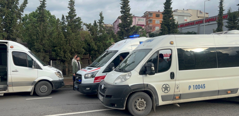 İŞÇİ SERVİSİ İLE KAMYONET ÇARPIŞTI: 3 YARALI
