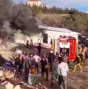 İŞÇİLER ÇARESİZCE YANGINI İZLEDİ