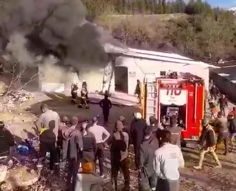 İŞÇİLER ÇARESİZCE YANGINI İZLEDİ