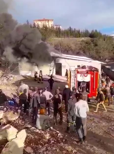 İŞÇİLER ÇARESİZCE YANGINI İZLEDİ