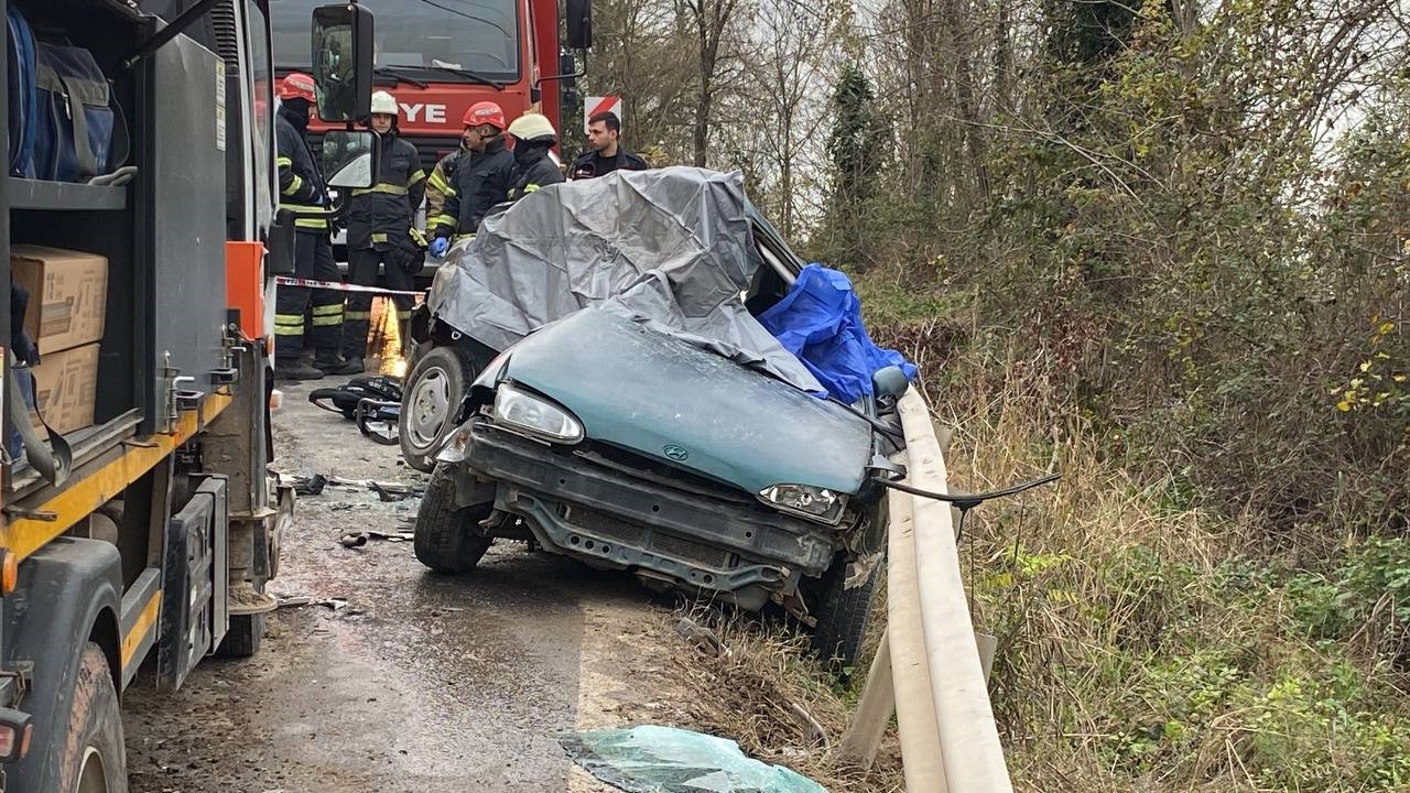 ELEKTRİK ARIZA BAKIM ARACI İLE OTOMOBİL ÇARPIŞTI : 1 ÖLÜ