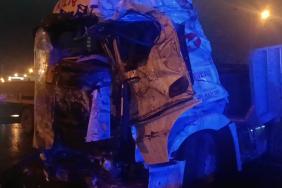 KAĞIT GİBİ EZİLEN TIRDAN SAĞ KURTULDULAR