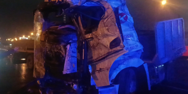 KAĞIT GİBİ EZİLEN TIRDAN SAĞ KURTULDULAR