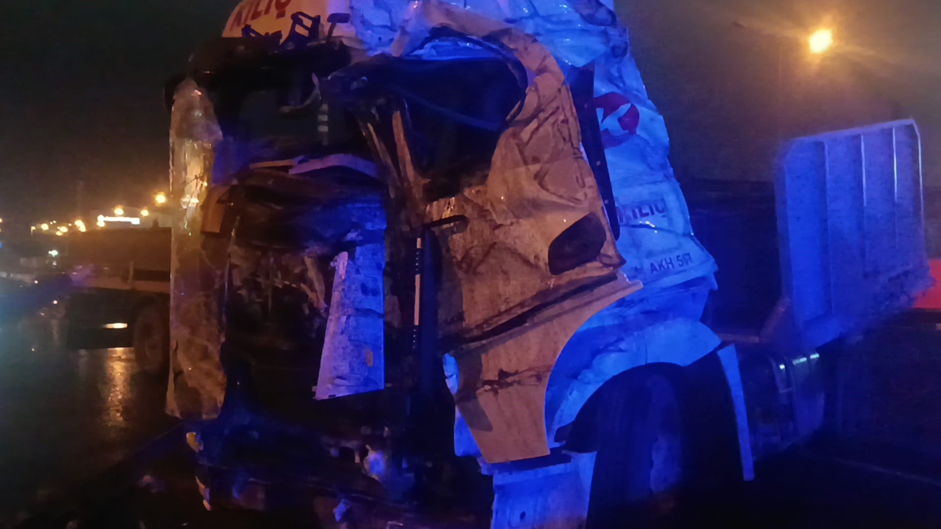 KAĞIT GİBİ EZİLEN TIRDAN SAĞ KURTULDULAR