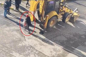 KAHREDEN KAZADA YENİ GÖRÜNTÜ: İŞ MAKİNESİNİN ALTINDA KALAN ÇOCUK BÖYLE KURTARILDI BEBEĞİN ÖLDÜĞÜ ANNE VE KIZININ YARALANDIĞI FECİ KAZAYA İLİŞKİN YENİ GÖRÜNTÜLER ORTAYA ÇIKTI