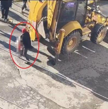 KAHREDEN KAZADA YENİ GÖRÜNTÜ: İŞ MAKİNESİNİN ALTINDA KALAN ÇOCUK BÖYLE KURTARILDI BEBEĞİN ÖLDÜĞÜ ANNE VE KIZININ YARALANDIĞI FECİ KAZAYA İLİŞKİN YENİ GÖRÜNTÜLER ORTAYA ÇIKTI