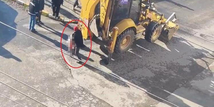 KAHREDEN KAZADA YENİ GÖRÜNTÜ: İŞ MAKİNESİNİN ALTINDA KALAN ÇOCUK BÖYLE KURTARILDI BEBEĞİN ÖLDÜĞÜ ANNE VE KIZININ YARALANDIĞI FECİ KAZAYA İLİŞKİN YENİ GÖRÜNTÜLER ORTAYA ÇIKTI