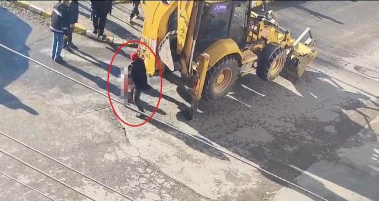 KAHREDEN KAZADA YENİ GÖRÜNTÜ: İŞ MAKİNESİNİN ALTINDA KALAN ÇOCUK BÖYLE KURTARILDI BEBEĞİN ÖLDÜĞÜ ANNE VE KIZININ YARALANDIĞI FECİ KAZAYA İLİŞKİN YENİ GÖRÜNTÜLER ORTAYA ÇIKTI