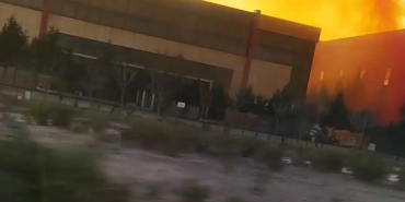 KİMYASAL SIZINTI ALARMI: GÖKYÜZÜNÜ TURUNCU DUMAN KAPLADI