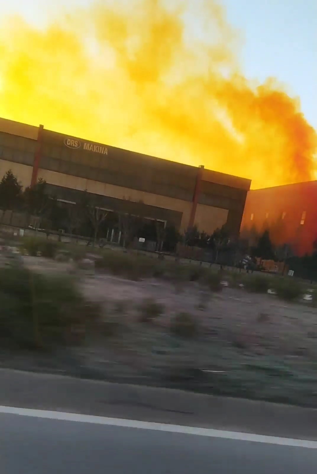 KİMYASAL SIZINTI ALARMI: GÖKYÜZÜNÜ TURUNCU DUMAN KAPLADI