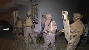 POLİS ŞÜPHELİLERİ YATAKLARINDAN ALDI KOCAELİ MERKEZLİ OPERASYONDA AYDIN'DAN 3 KİŞİNİN ALINDIĞI ÖĞRENİLDİ