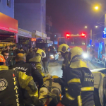 YENİ YILIN İLK DAKİKALARINDA FECİ KAZA: ARACIN ALTINDA KALAN MOTOSİKLETLİYİ VATANDAŞLAR KURTARDI HAFİFİ TİCARİ ARAÇ İLE MOTOSİKLET ÇARPIŞTI: 2 AĞIR YARALI