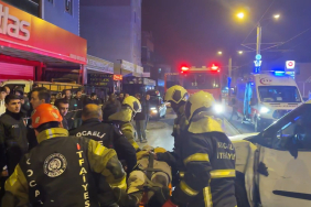 YENİ YILIN İLK DAKİKALARINDA FECİ KAZA: ARACIN ALTINDA KALAN MOTOSİKLETLİYİ VATANDAŞLAR KURTARDI HAFİFİ TİCARİ ARAÇ İLE MOTOSİKLET ÇARPIŞTI: 2 AĞIR YARALI