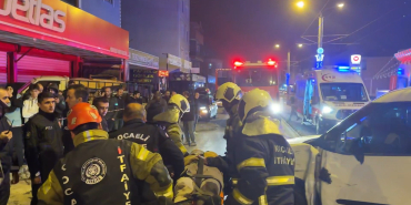 YENİ YILIN İLK DAKİKALARINDA FECİ KAZA: ARACIN ALTINDA KALAN MOTOSİKLETLİYİ VATANDAŞLAR KURTARDI HAFİFİ TİCARİ ARAÇ İLE MOTOSİKLET ÇARPIŞTI: 2 AĞIR YARALI