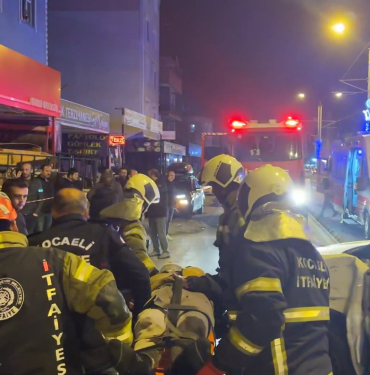 YENİ YILIN İLK DAKİKALARINDA FECİ KAZA: ARACIN ALTINDA KALAN MOTOSİKLETLİYİ VATANDAŞLAR KURTARDI HAFİFİ TİCARİ ARAÇ İLE MOTOSİKLET ÇARPIŞTI: 2 AĞIR YARALI