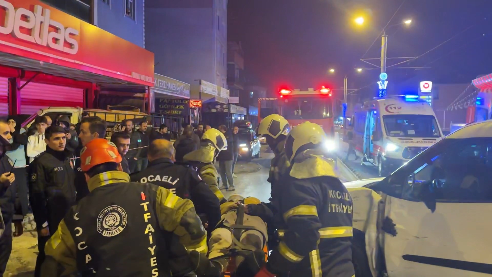 YENİ YILIN İLK DAKİKALARINDA FECİ KAZA: ARACIN ALTINDA KALAN MOTOSİKLETLİYİ VATANDAŞLAR KURTARDI HAFİFİ TİCARİ ARAÇ İLE MOTOSİKLET ÇARPIŞTI: 2 AĞIR YARALI