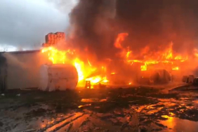 KOCAELİ'DE DEPO CAYIR CAYIR YANDI, ALEVLER GÖKYÜZÜNE YÜKSELDİ