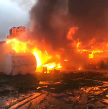 KOCAELİ'DE DEPO CAYIR CAYIR YANDI, ALEVLER GÖKYÜZÜNE YÜKSELDİ
