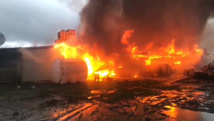 KOCAELİ'DE DEPO CAYIR CAYIR YANDI, ALEVLER GÖKYÜZÜNE YÜKSELDİ