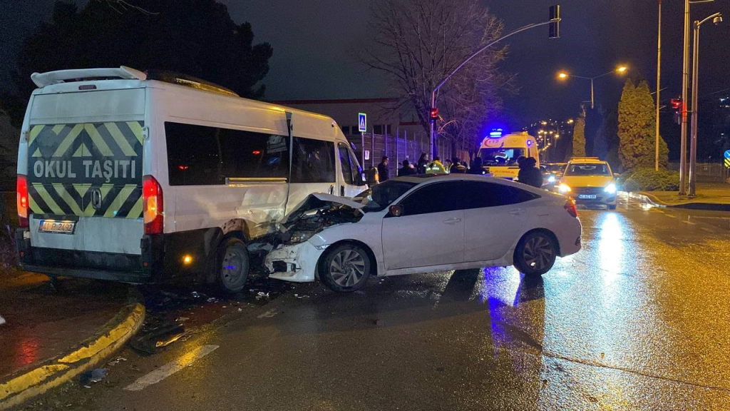 KOCAELİ'DE SERVİS MİNİBÜSÜ OTOMOBİLLE ÇARPIŞTI: 4 YARALI