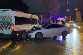 KOCAELİ'DE SERVİS MİNİBÜSÜ OTOMOBİLLE ÇARPIŞTI: 4 YARALI