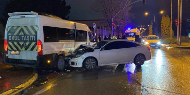 KOCAELİ'DE SERVİS MİNİBÜSÜ OTOMOBİLLE ÇARPIŞTI: 4 YARALI