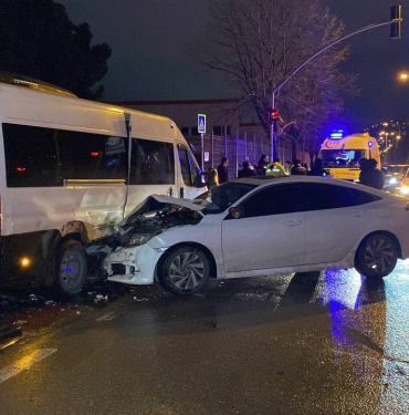 KOCAELİ'DE SERVİS MİNİBÜSÜ OTOMOBİLLE ÇARPIŞTI: 4 YARALI