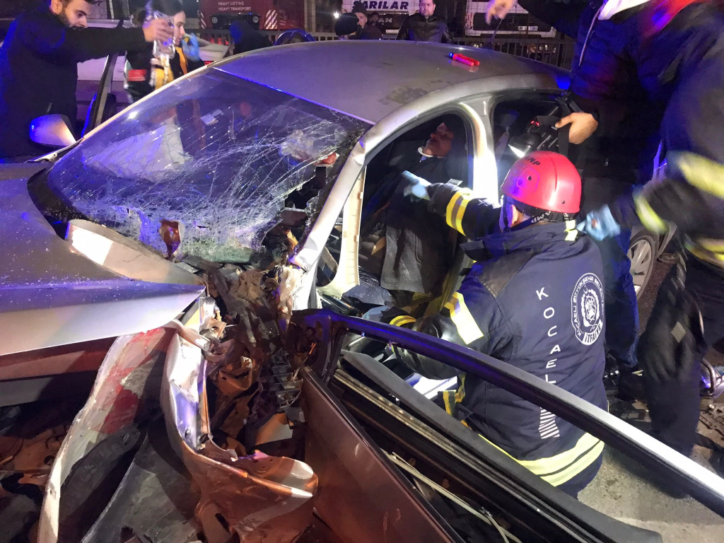 OTOMOBİL BARİYERE SAPLANTI: 4 YARALI