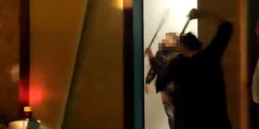 RESTORANDA KAVGA, SOPALARLA SALDIRDILAR