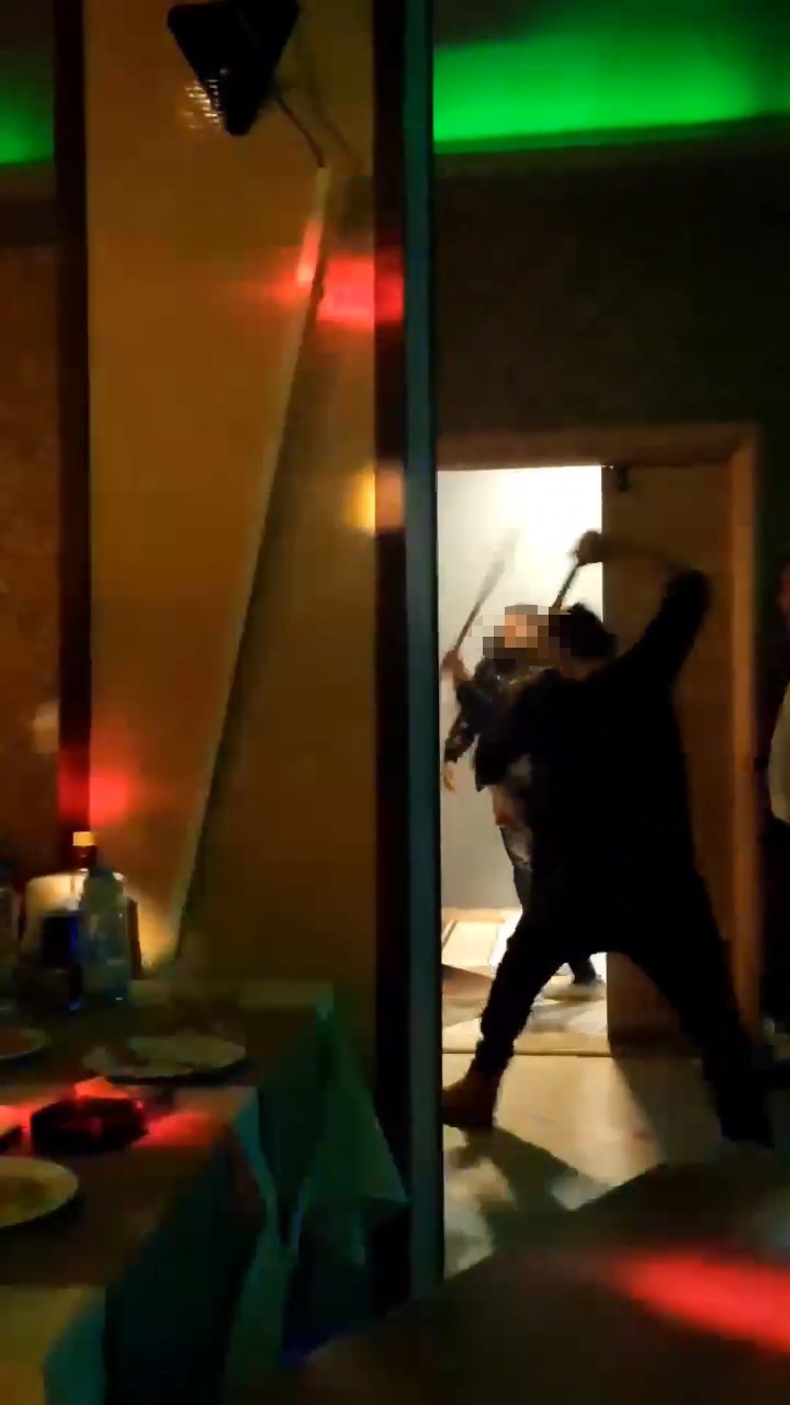 RESTORANDA KAVGA, SOPALARLA SALDIRDILAR