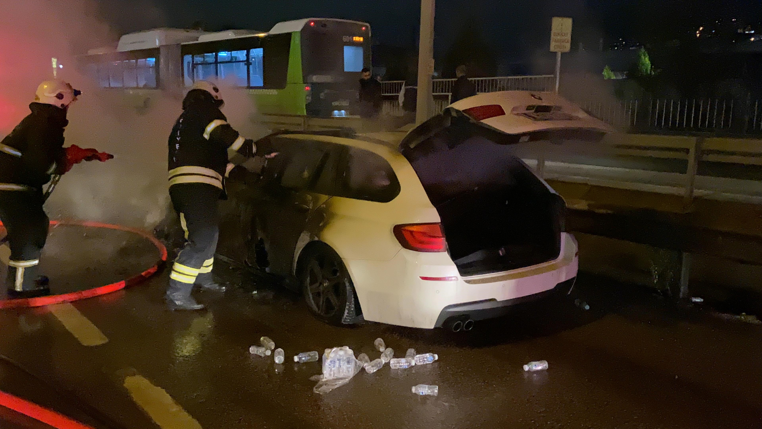 SEYİR HALİNDEKİ OTOMOBİL ALEV ALEV YANDI