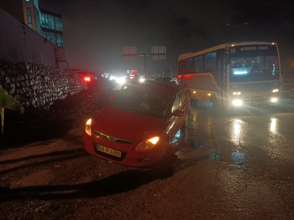 SEYİR HALİNDEKİ OTOMOBİL ÇUKURA DÜŞTÜ